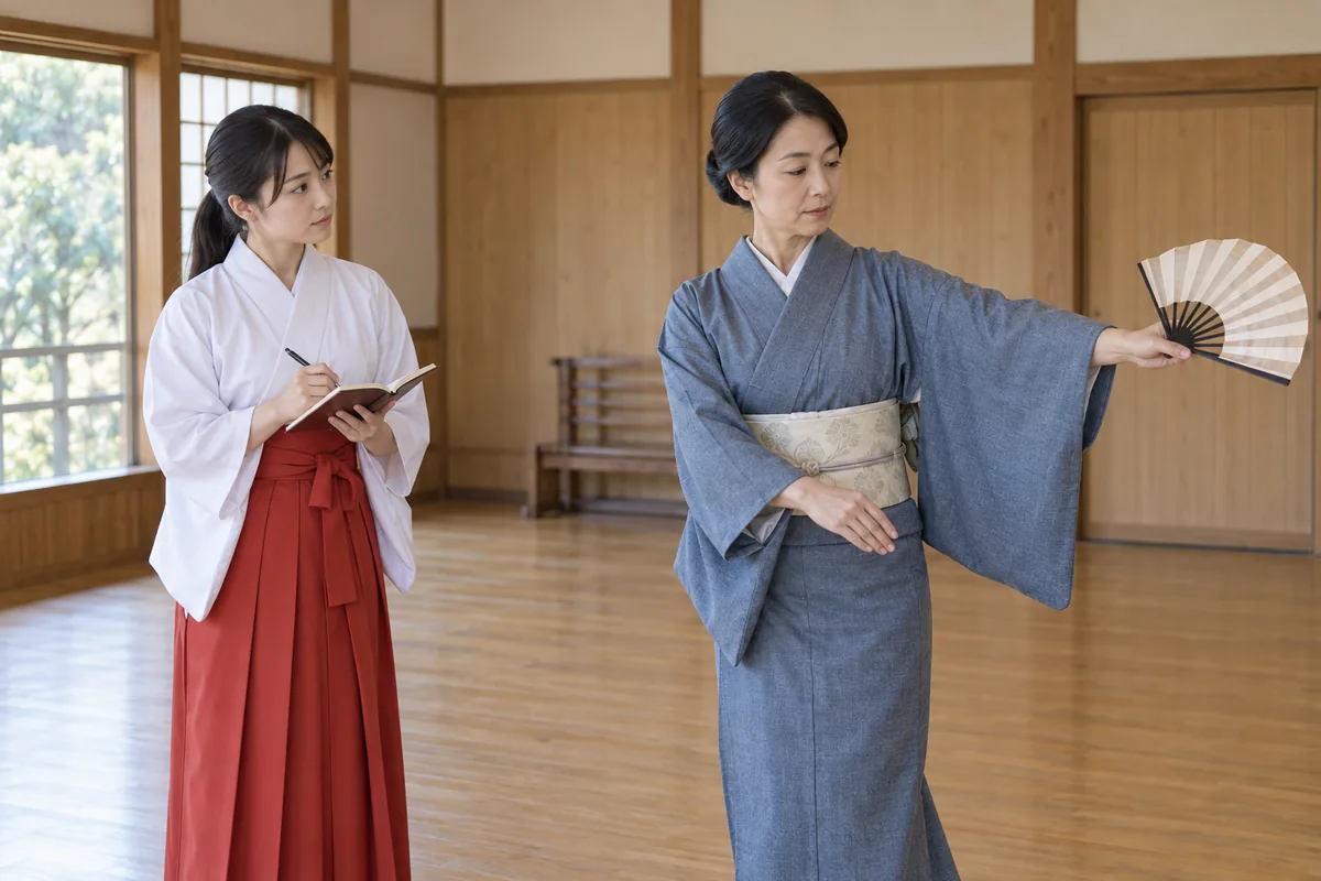 扇の所作を教わり、ノートを手に学ぶ巫女装束の人物